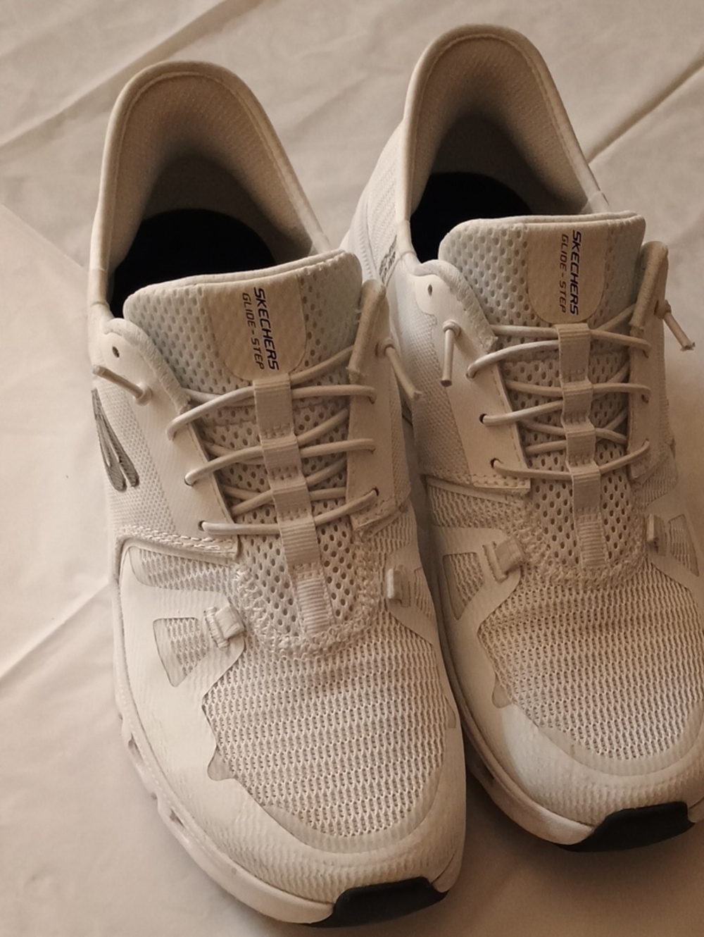 Skechers Womens. Slip Ins. Air Cooled Memory Foam. Size 8. Good Condition. White